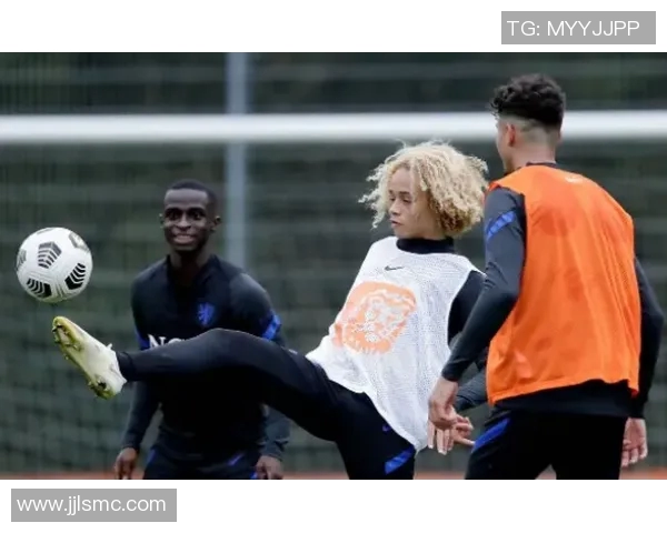 哈维西蒙斯的崛起之路：从青训小将到足球场上的闪耀明星